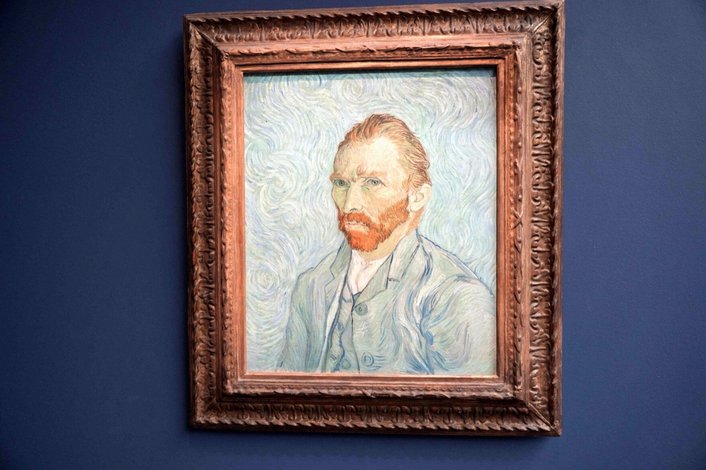 Van Goghs berühmtes Selbstporträt von 1889 hängt in einem dunkelblau gestrichenen Saal des Musée d'Orsay.
